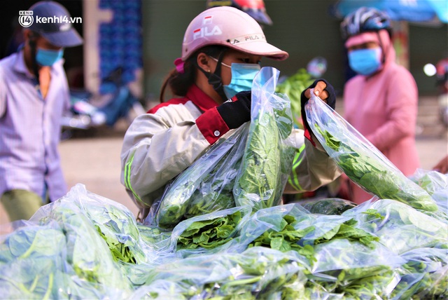 Giữa cơn “bão giá”, anh nông dân mất 2 tay vẫn bán rau sạch siêu rẻ cho bà con Đà Nẵng - Ảnh 7.
