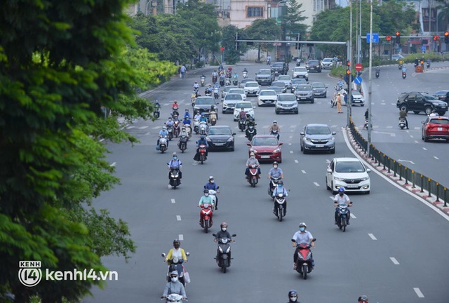 Đường phố Hà Nội tấp nập ngày đầu tuần - Ảnh 9.