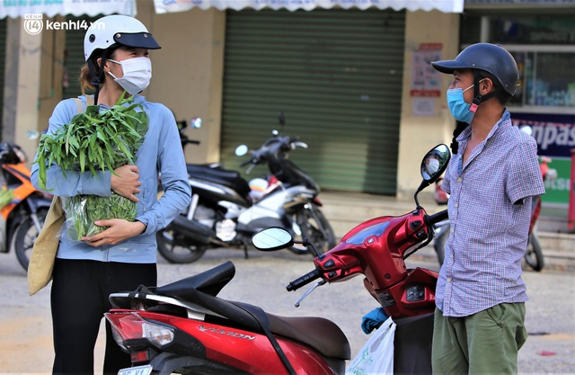 Giữa cơn “bão giá”, anh nông dân mất 2 tay vẫn bán rau sạch siêu rẻ cho bà con Đà Nẵng - Ảnh 8.