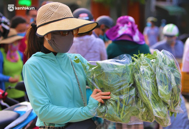 Giữa cơn “bão giá”, anh nông dân mất 2 tay vẫn bán rau sạch siêu rẻ cho bà con Đà Nẵng - Ảnh 9.