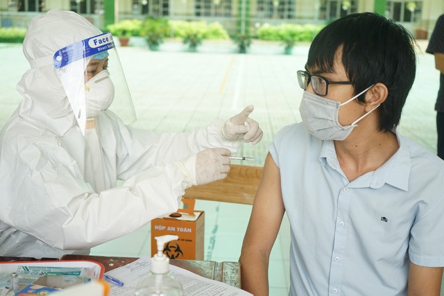 TP Hồ Chí Minh: Người dân TP Thủ Đức phấn khởi xếp hàng tiêm vaccine Vero Cell - Ảnh 2.