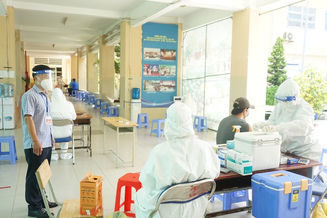 TP Hồ Chí Minh: Người dân TP Thủ Đức phấn khởi xếp hàng tiêm vaccine Vero Cell - Ảnh 3.