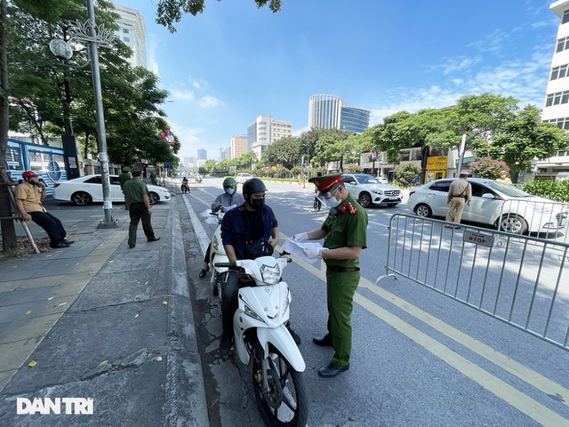  Hà Nội: Hàng loạt xe máy quay đầu bỏ chạy khi gặp chốt kiểm dịch liên ngành  - Ảnh 1.