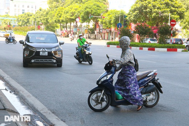  Hà Nội: Hàng loạt xe máy quay đầu bỏ chạy khi gặp chốt kiểm dịch liên ngành  - Ảnh 2.