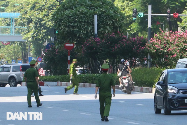  Hà Nội: Hàng loạt xe máy quay đầu bỏ chạy khi gặp chốt kiểm dịch liên ngành  - Ảnh 3.