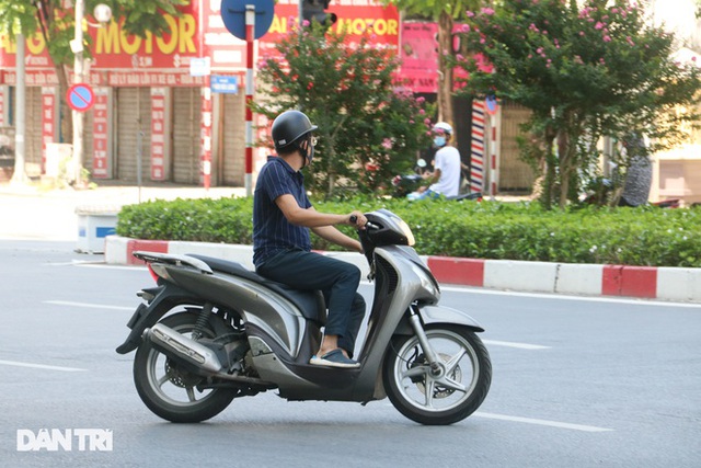  Hà Nội: Hàng loạt xe máy quay đầu bỏ chạy khi gặp chốt kiểm dịch liên ngành  - Ảnh 4.