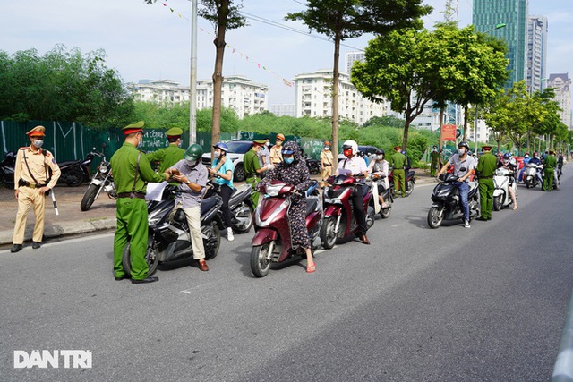  Hà Nội: Hàng loạt xe máy quay đầu bỏ chạy khi gặp chốt kiểm dịch liên ngành  - Ảnh 7.