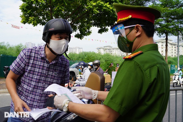  Hà Nội: Hàng loạt xe máy quay đầu bỏ chạy khi gặp chốt kiểm dịch liên ngành  - Ảnh 8.