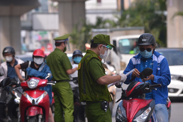 Hình ảnh các tổ liên ngành ở Hà Nội kiểm soát nghiêm ngặt người ra đường sau giờ cao điểm đi làm - Ảnh 4.