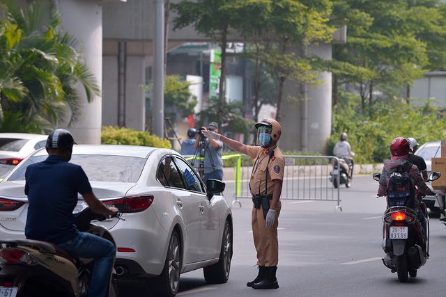 Hình ảnh các tổ liên ngành ở Hà Nội kiểm soát nghiêm ngặt người ra đường sau giờ cao điểm đi làm - Ảnh 5.