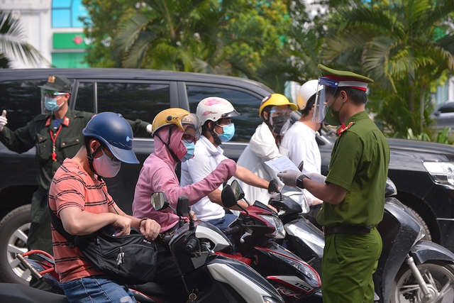 Hình ảnh các tổ liên ngành ở Hà Nội kiểm soát nghiêm ngặt người ra đường sau giờ cao điểm đi làm - Ảnh 1.