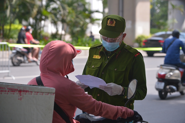 Hình ảnh các tổ liên ngành ở Hà Nội kiểm soát nghiêm ngặt người ra đường sau giờ cao điểm đi làm - Ảnh 8.