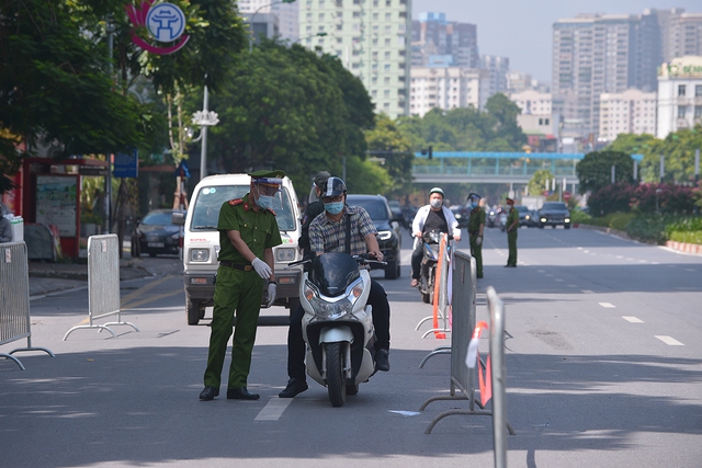 Hình ảnh các tổ liên ngành ở Hà Nội kiểm soát nghiêm ngặt người ra đường sau giờ cao điểm đi làm - Ảnh 7.