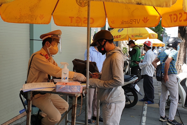 Hình ảnh các tổ liên ngành ở Hà Nội kiểm soát nghiêm ngặt người ra đường sau giờ cao điểm đi làm - Ảnh 11.