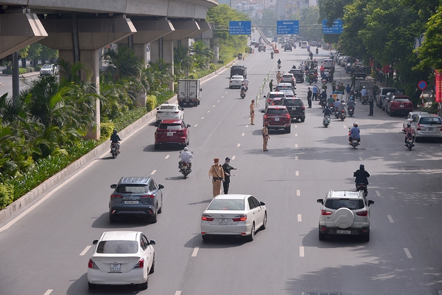 Hình ảnh các tổ liên ngành ở Hà Nội kiểm soát nghiêm ngặt người ra đường sau giờ cao điểm đi làm - Ảnh 6.