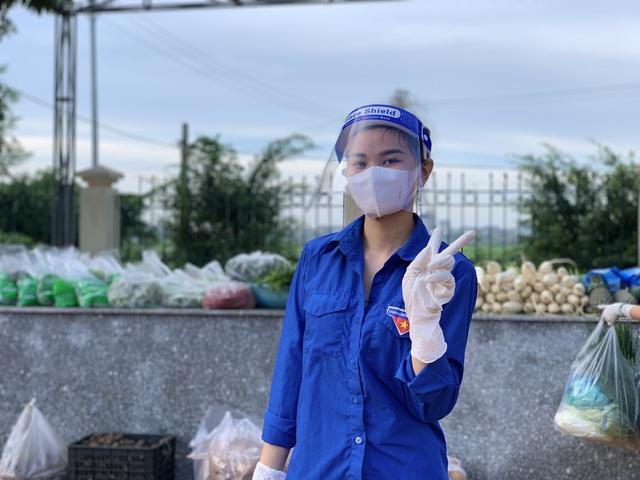 Cận cảnh việc mua bán hàng hóa ở vùng dịch COVID-19 Thanh Trì, Hà Nội - Ảnh 8.