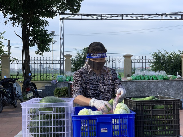 Cận cảnh việc mua bán hàng hóa ở vùng dịch COVID-19 Thanh Trì, Hà Nội - Ảnh 3.