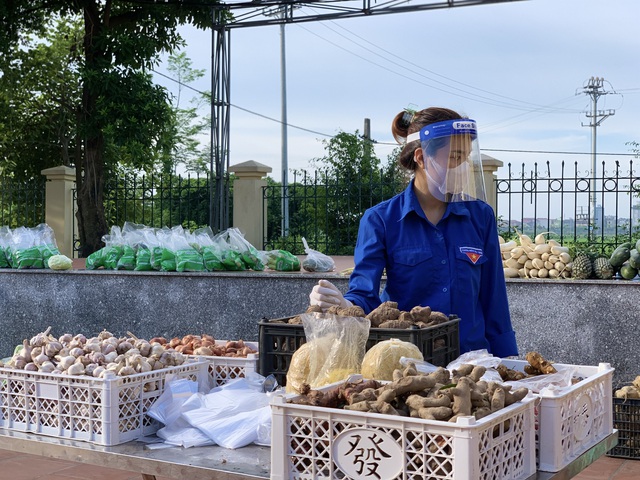 Cận cảnh việc mua bán hàng hóa ở vùng dịch COVID-19 Thanh Trì, Hà Nội - Ảnh 5.