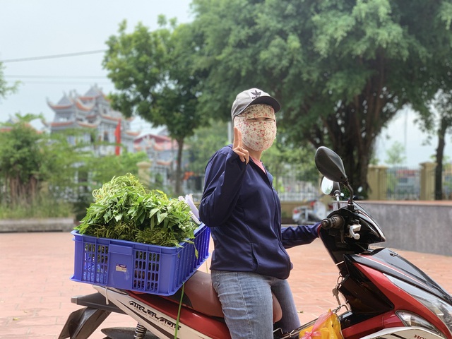 Cận cảnh việc mua bán hàng hóa ở vùng dịch COVID-19 Thanh Trì, Hà Nội - Ảnh 9.