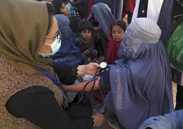 Con gái đau đớn kể lại khoảng khắc mẹ bị chết thảm sau 4 lần từ chối nấu ăn cho Taliban - Ảnh 2.
