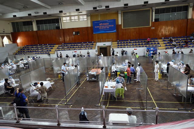 Hà Nội: “Hô biến” nhà thi đấu thành “bệnh viện dã chiến”, hàng ngàn người tiêm vaccine theo từng vách ngăn - Ảnh 2.