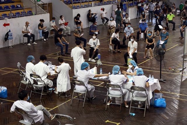 Hà Nội: “Hô biến” nhà thi đấu thành “bệnh viện dã chiến”, hàng ngàn người tiêm vaccine theo từng vách ngăn - Ảnh 10.