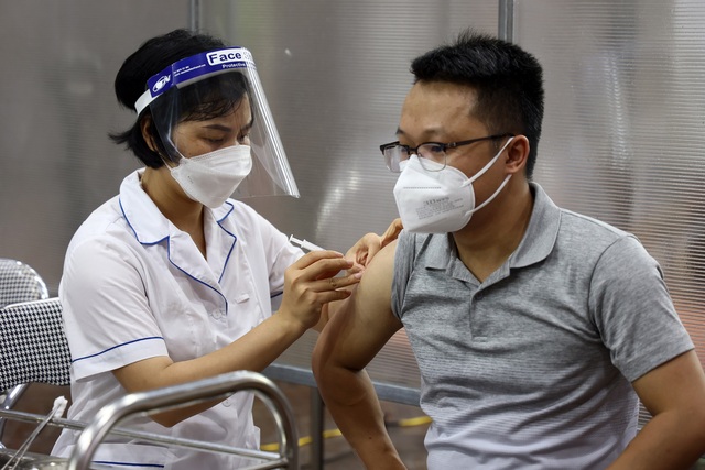 Hà Nội: “Hô biến” nhà thi đấu thành “bệnh viện dã chiến”, hàng ngàn người tiêm vaccine theo từng vách ngăn - Ảnh 7.