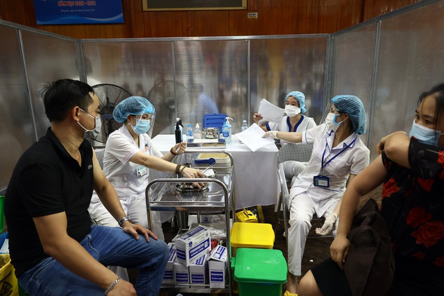 Hà Nội: “Hô biến” nhà thi đấu thành “bệnh viện dã chiến”, hàng ngàn người tiêm vaccine theo từng vách ngăn - Ảnh 4.