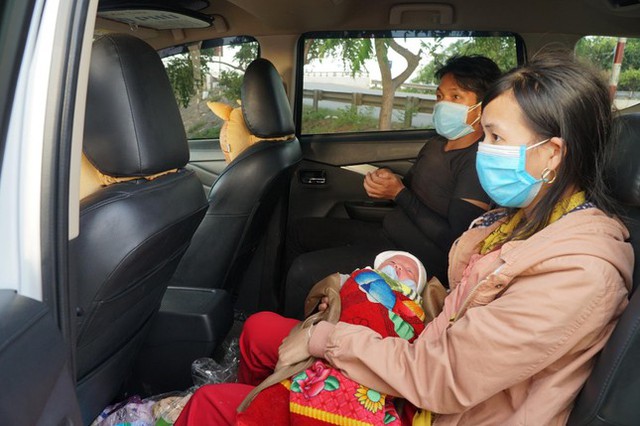 Hành trình đặc biệt của những đứa trẻ ngồi xe máy theo bố mẹ về quê tránh dịch - Ảnh 3.
