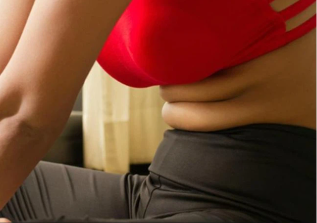 5 thói quen tai hại khiến mỡ bụng ngày càng dày lên, đặc biệt việc số 2 rất nhiều phụ nữ ăn kiêng mắc phải - Ảnh 1.
