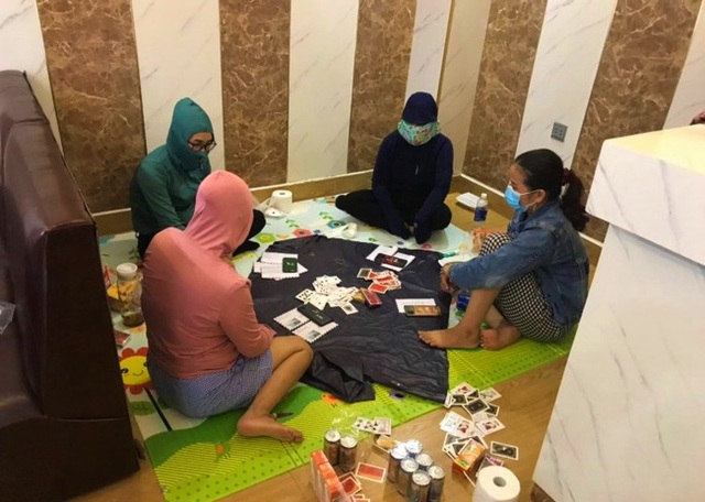  Quảng Bình bắt quả tang 4 phụ nữ thuê khách sạn đánh bạc  - Ảnh 2.