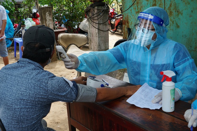 TP.HCM: Xe lưu động tiêm vaccine cho người dân trong khu vực phong tỏa - Ảnh 2.