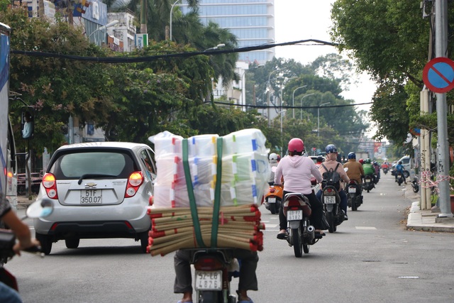 TP.HCM: Xe đổ ra đường ‘ầm ầm’ dù số ca mắc trong cộng đồng gia tăng - Ảnh 5.