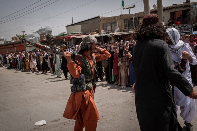 Taliban hộ tống nữ nhà báo Ấn Độ rời Kabul trong đêm - Ảnh 3.