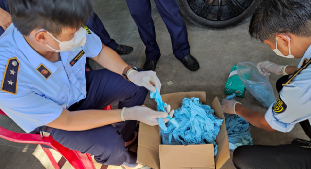 Nếu trót lọt, gần 150.000 đôi găng tay đã qua sử dụng sẽ được tiêu thụ tại thị trường TP Hồ Chí Minh - Ảnh 2.