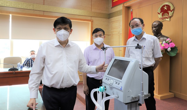 Bộ Y tế tiếp nhận 200 máy thở chức năng cao, 3.000 bộ dây thở điều trị bệnh nhân COVID-19 nặng - Ảnh 3.