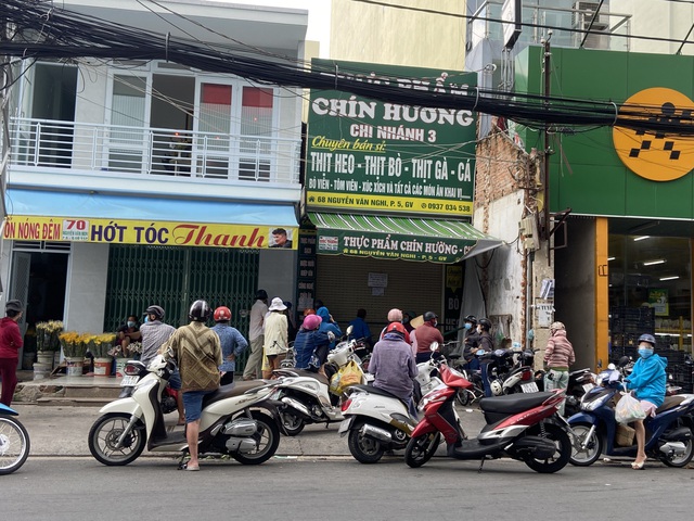 Đường phố Sài Gòn tấp nập xe đổ về các siêu thị - Ảnh 6.