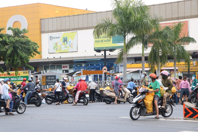 Đường phố Sài Gòn tấp nập xe đổ về các siêu thị - Ảnh 5.