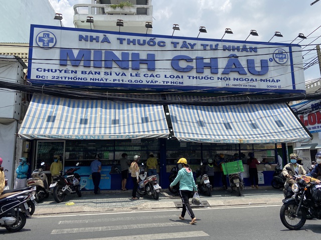 Đường phố Sài Gòn tấp nập xe đổ về các siêu thị - Ảnh 7.