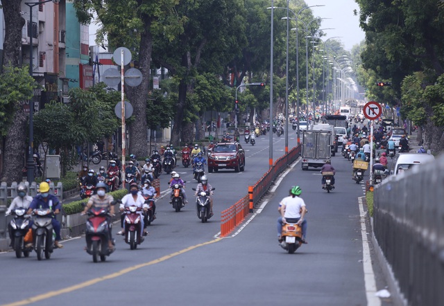 Đường phố Sài Gòn tấp nập xe đổ về các siêu thị - Ảnh 4.