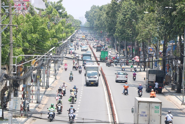 Đường phố Sài Gòn tấp nập xe đổ về các siêu thị - Ảnh 2.