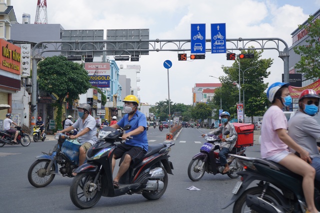 Đường phố Sài Gòn tấp nập xe đổ về các siêu thị - Ảnh 3.