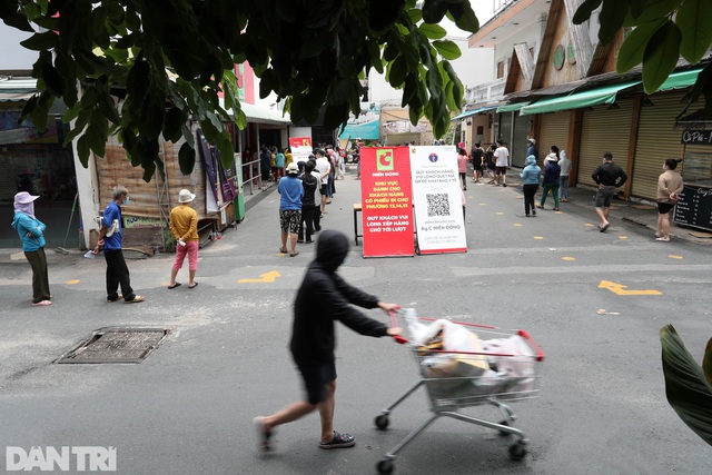 Người dân Sài Gòn lót dép, đội nắng nhiều giờ liền để giữ chỗ vào siêu thị - Ảnh 1.