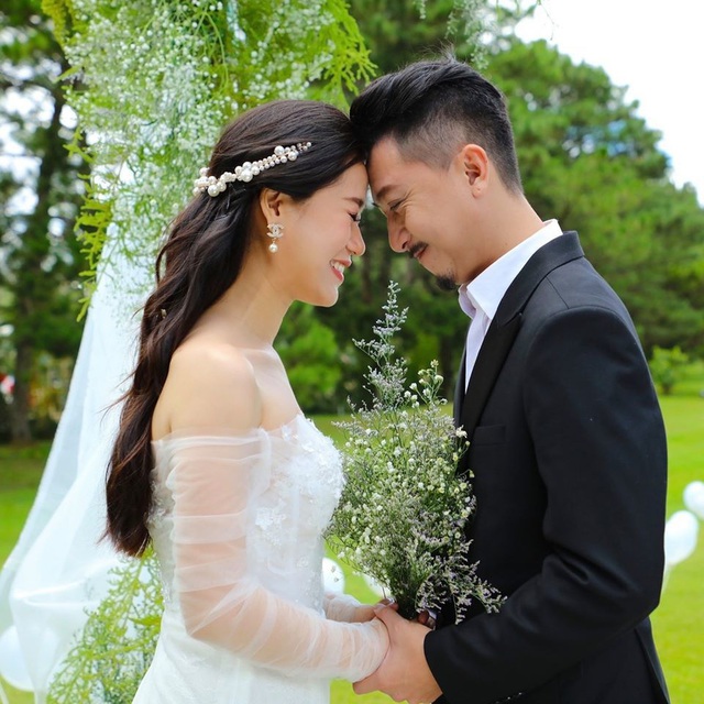  Hôn nhân đặc biệt của 2 sao nam: Hứa Minh Đạt cưới 9 năm mới đi đăng ký, Quách Ngọc Tuyên nợ vợ lời cầu hôn - Ảnh 2.