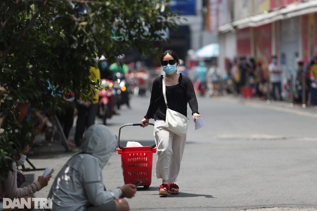 Người dân Sài Gòn lót dép, đội nắng nhiều giờ liền để giữ chỗ vào siêu thị - Ảnh 11.