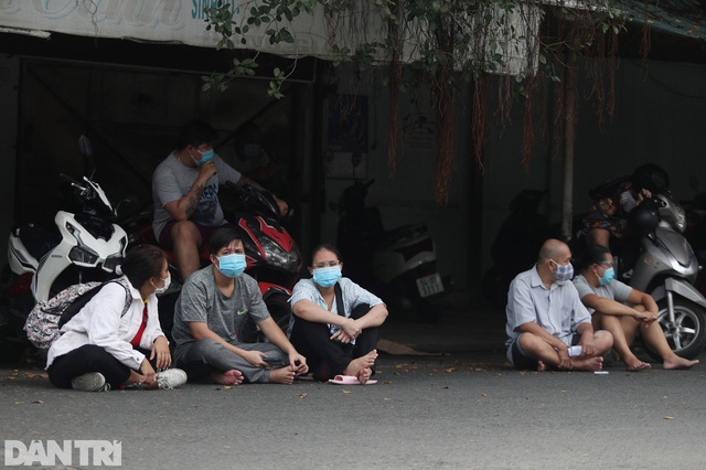 Người dân Sài Gòn lót dép, đội nắng nhiều giờ liền để giữ chỗ vào siêu thị - Ảnh 4.