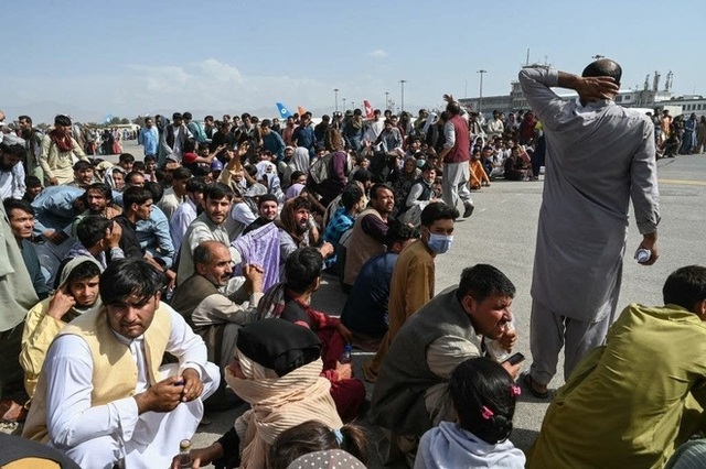  Máy bay vận tải trống trơn rời Kabul dù nhiều người phải đu càng sơ tán  - Ảnh 5.
