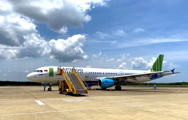 Chuyến bay đặc biệt của Bamboo Airways đưa phụ nữ mang thai, trẻ em về Quảng Bình - Ảnh 1.