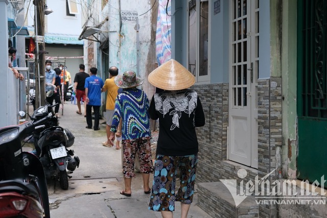 Nhiều người Sài Gòn ăn ngày 1-2 bữa mong vượt qua đại dịch - Ảnh 2.