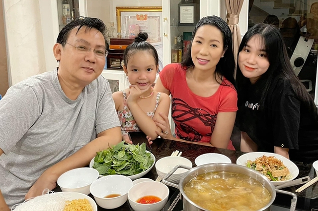 Tuổi 50 bên chồng đại gia cùng 2 con gái xinh đẹp của Á hậu Trịnh Kim Chi  - Ảnh 2.